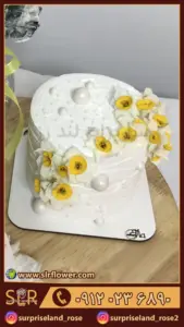cake and Daffodil flower box کیک و باکس گل نرگس