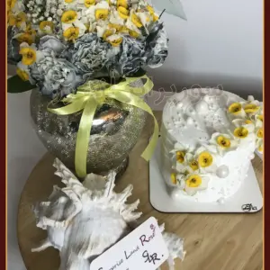 cake and Daffodil flower box کیک و باکس گل نرگس