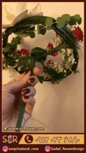 دسته گل رز مینیاتوری رز قرمز همراه با یک گل ارکیده A bouquet of miniature red roses with an orchid flower23