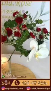 دسته گل رز مینیاتوری رز قرمز همراه با یک گل ارکیده A bouquet of miniature red roses with an orchid flowerق4
