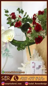 دسته گل رز مینیاتوری رز قرمز همراه با یک گل ارکیده A bouquet of miniature red roses with an orchid flower
