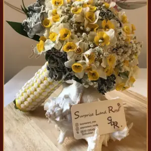 دسته گل میخک و نرگس طبیعی عروس Bride's natural carnation and narcissus bouquet